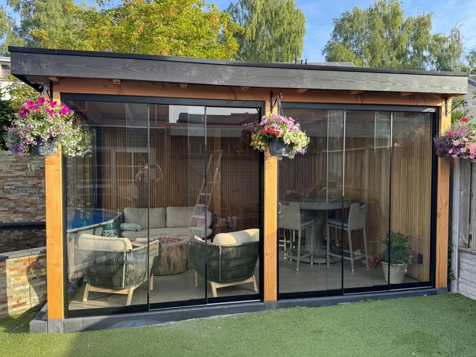 Sfeervolle tuinkamer met glazen schuifwanden en spots